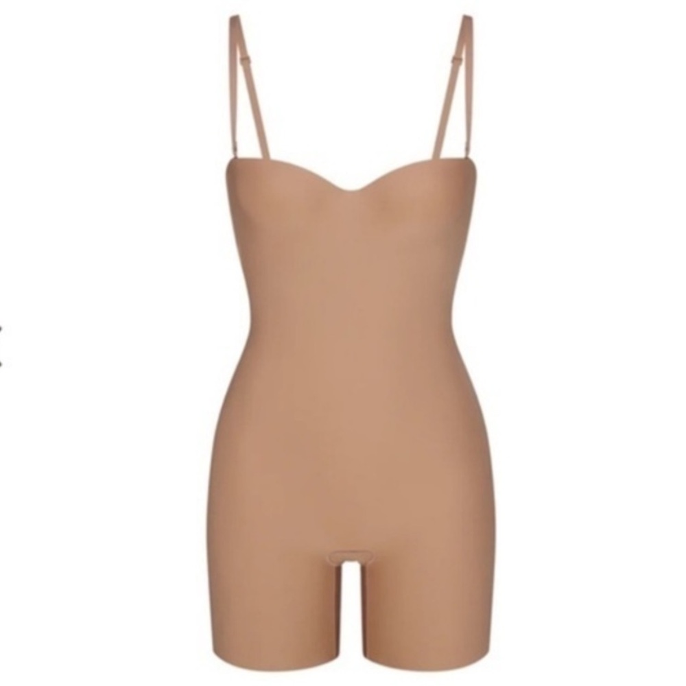 NWOT Skims underwire mid thigh bodysuit